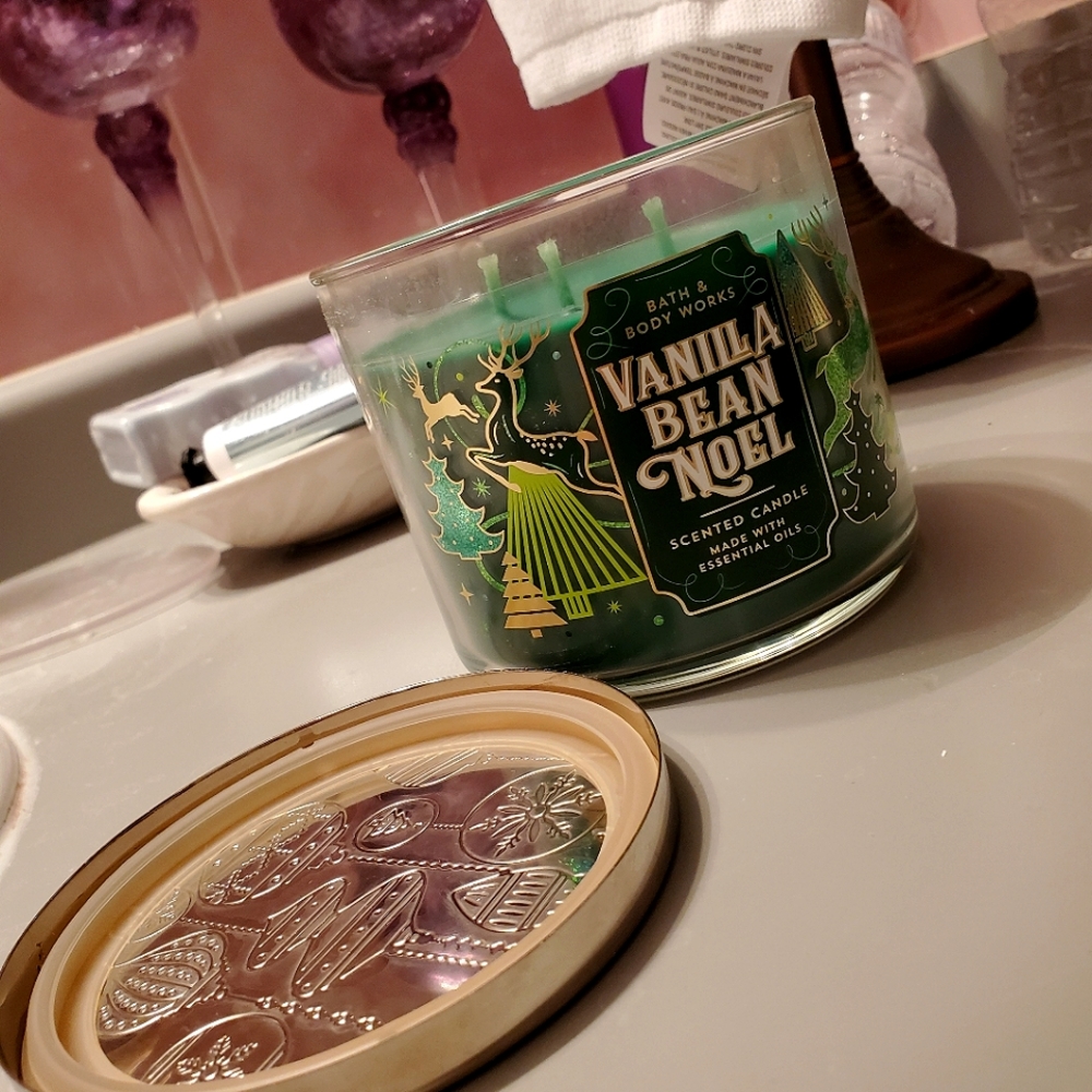 Bath & Body Works 3 Wick Candle ( Vanilla Bean Noel )